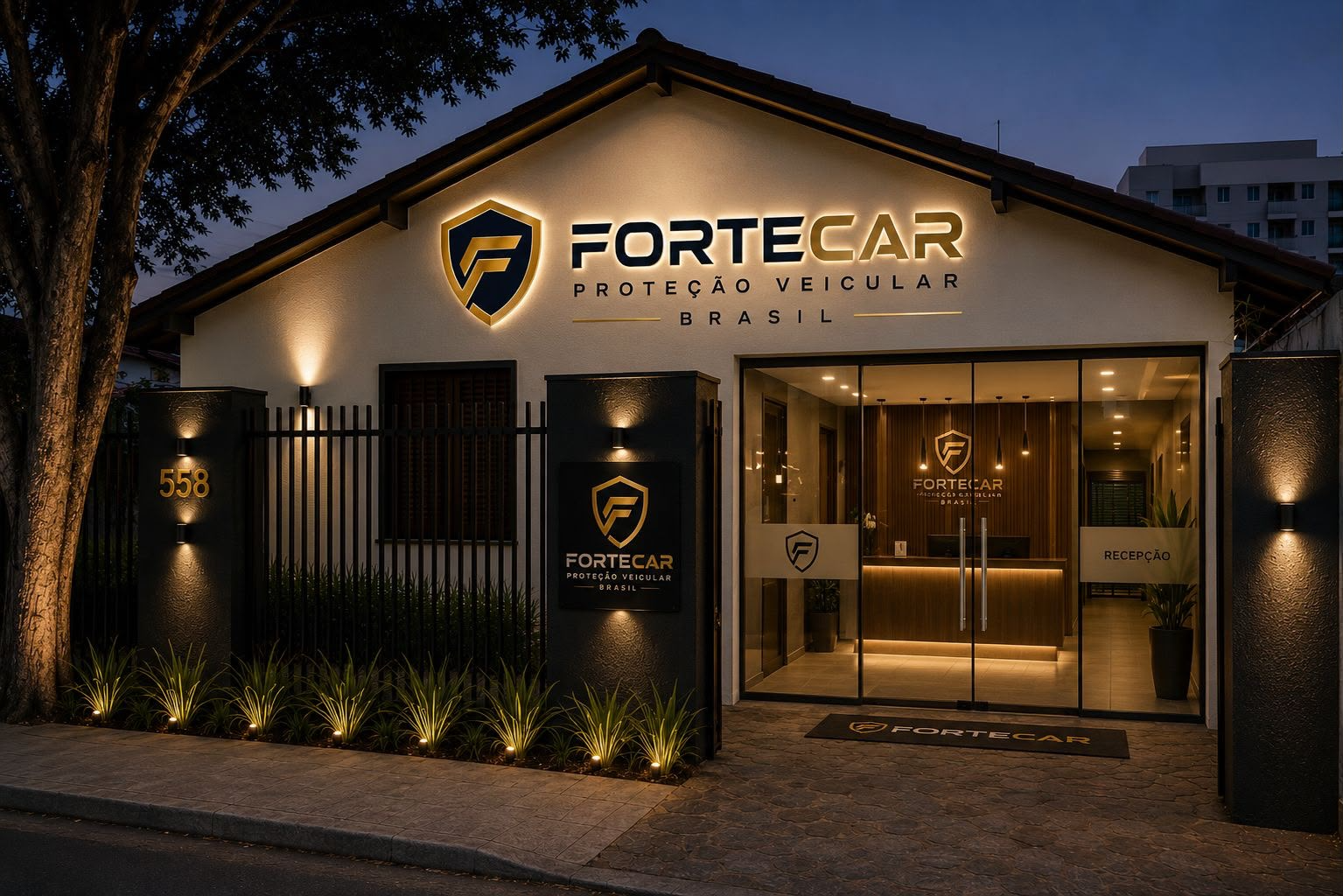 Fachada da sede da FORTECAR BRASIL iluminada ao anoitecer